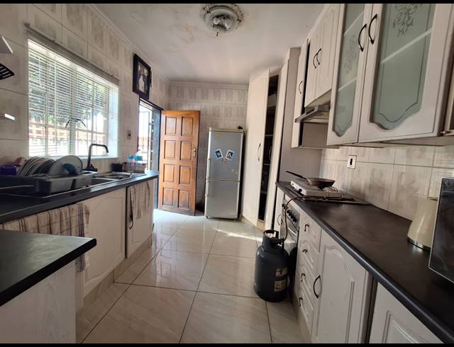 9 BEDROOM HOUSE FOR SALE IN GELUKSDAL